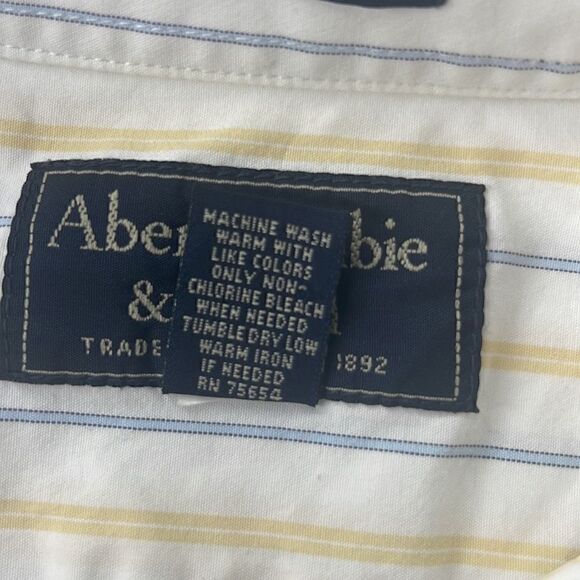 Abercrombie & Fitch cotton long sleeve button down muscle shirt.  Size Medium. - Picture 4 of 5